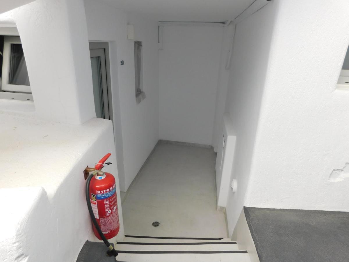 Fira Getaway - Economy Basement Rooms Exteriér fotografie